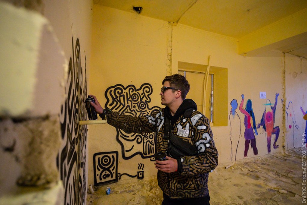 An artist creates a mural during a GOGOLFEST event. (Source: GOGOLFEST's press office)