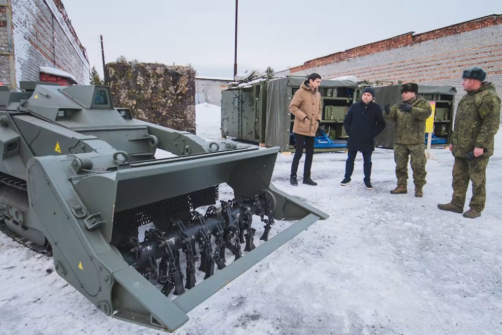 Governor Chibis (second from the left) inspected the engineer brigade’s new equipment in Lupche-Savino in February. The picture shows a Uran-6 mine-clearing robot. (Source: Yle) Governor Chibis (second from the left) inspected the engineer brigade’s new equipment in Lupche-Savino in February. The picture shows a Uran-6 mine-clearing robot. (Source: Yle)