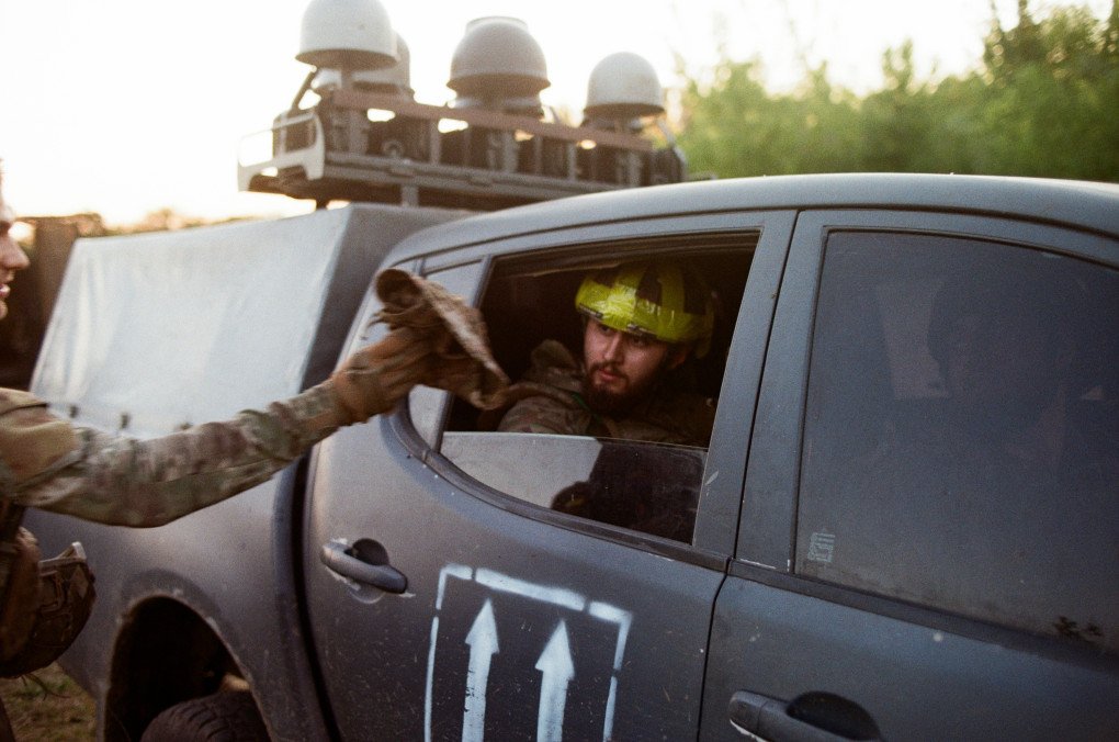 Xerox says goodbye as the car speeds off towards the positions. Ukraine, August 2025. Photo by Lucile Brizard/UNITED24 Media.