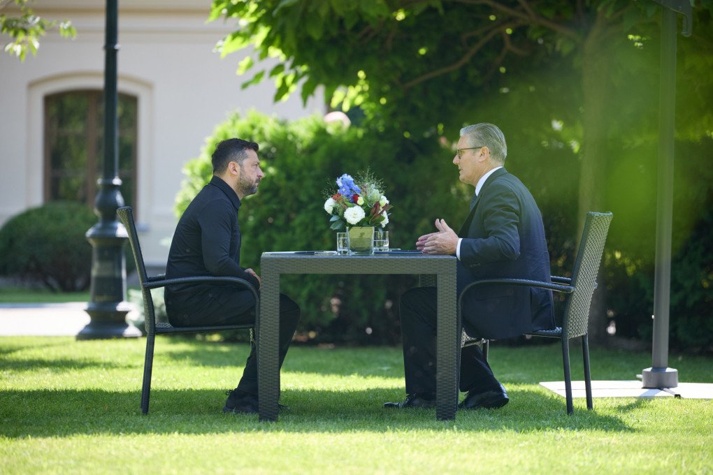 Ukrainian President Volodymyr Zelenskyy and British Prime Minister Keir Starmer hold a bilateral meeting at an outdoor table in Kyiv. (Source: Office of the President of Ukraine) Ukrainian President Volodymyr Zelenskyy and British Prime Minister Keir Starmer hold a bilateral meeting at an outdoor table in Kyiv. (Source: Office of the President of Ukraine)