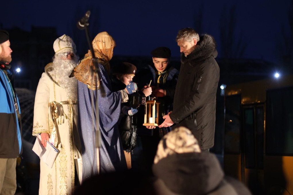 In December 2021, during the Christmas tree lighting ceremony in Siverskodonetsk, the scout organization Plast distributed the Peace Light of Bethlehem to everyone who wished to receive it. Photo: Facebook/ Сєвєродонецька міська військово-цивільна адміністрація
