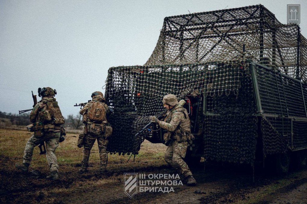 Soldados desmontan del Patria 6×6 durante un entrenamiento con fuego real del 2.º Batallón de Asalto, 3.ª Brigada de Asalto Independiente. (Fuente: 3.ª Brigada de Asalto Independiente)