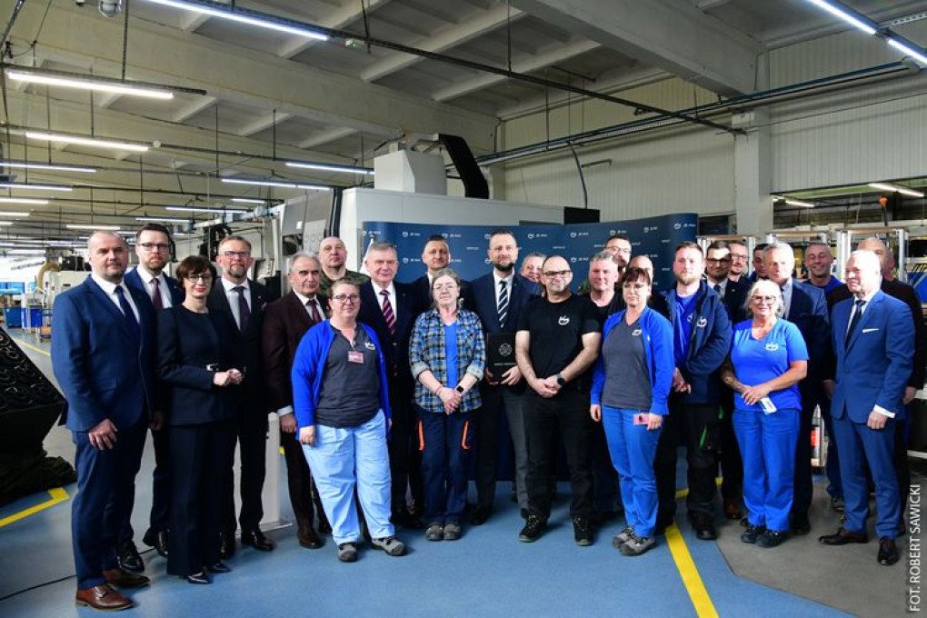 Officials and workers at the Belma plant in Poland, after the signing of a record $939.2 million defense contract. (Source: Bydgoszcz)