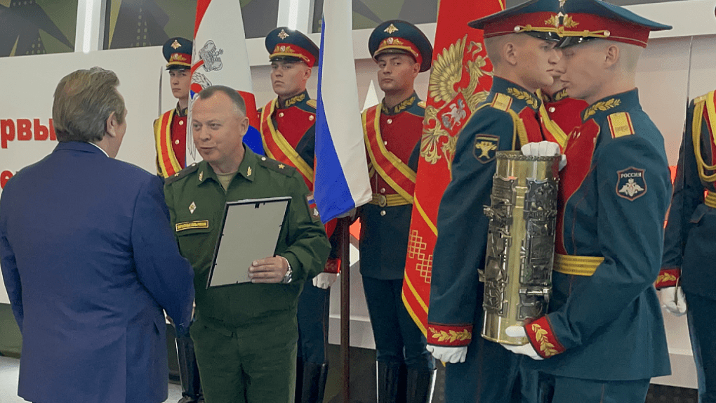 Chief Designer of JSC GRC Makeyev Vladimir Degtyar receives an award from the Russian Ministry of Defense at the Army-2022 forum for fulfilling the state defense order, including the successful launch of the Sarmat ICBM. (Source: 1obl.ru)