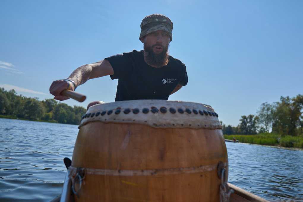 A drummer sets the pace, guiding veterans to paddle in perfect rhythm down the Dnipro. (Photo: Mykyta Shandyba/UNITED24 Media)