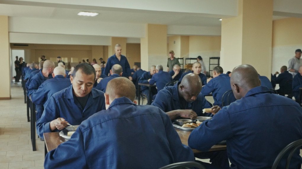 POWs from Russia’s army, including foreign mercenaries, eat lunch inside the dining hall. Source: UNITED24 Media