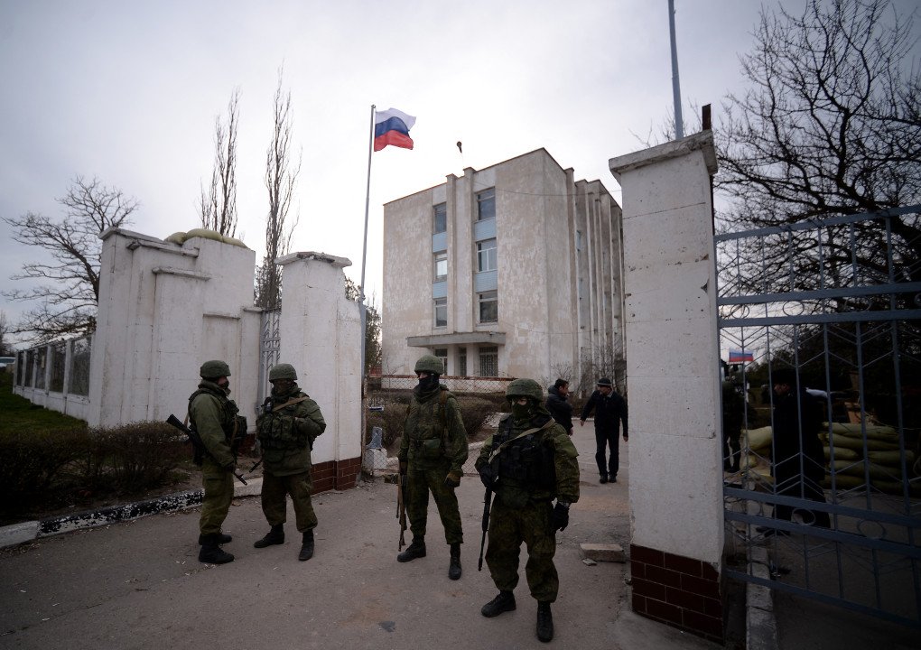 Russian soldiers stand at the gate after taking contol of the navy south headquarters base in Novoozerne, Crimea on March 19, 2014. (Photo by Filippo Monteforte via Getty Images) Russian soldiers stand at the gate after taking contol of the navy south headquarters base in Novoozerne, Crimea on March 19, 2014. (Photo by Filippo Monteforte via Getty Images)