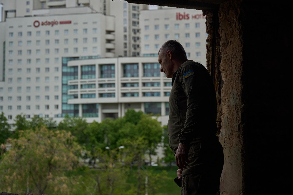 El alcalde de Kyiv Vitali Klitschko evalúa los daños tras el ataque ruso contra la ciudad. «Once drones enemigos fueron derribados sobre Kyiv y sus suburbios», dijo Klitschko. Otros diez drones abandonaron el espacio aéreo de la ciudad, mientras que tres perdieron contacto con el radar.