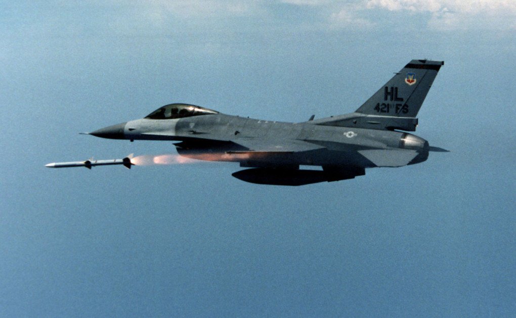 An F-16 from 421st Fighter Squadron, Hill Air Force Base, Utah, releases the first AIM-120 Advanced Medium Range Air-to-Air Missile (AMRAAM) over reservation land range. (Source: Getty Images)