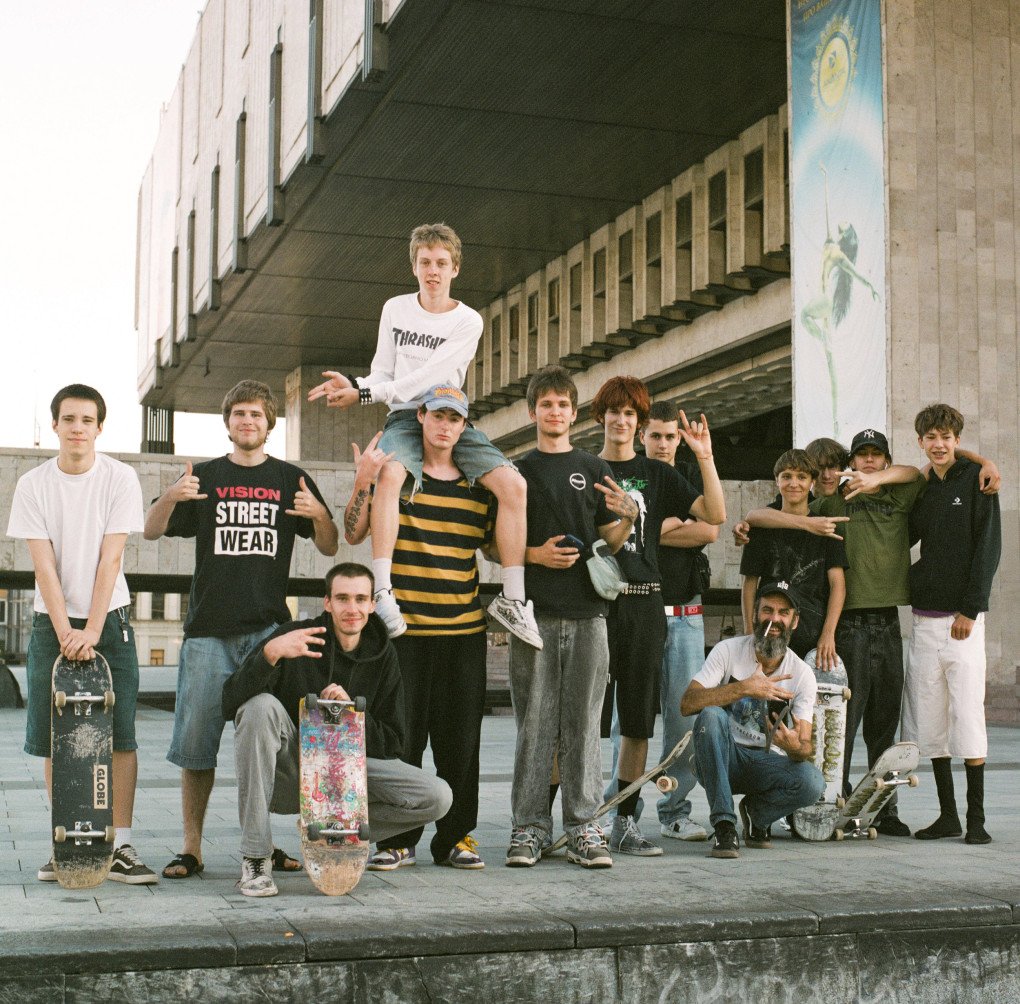 On a summer evening in Kharkiv, skaters gather in the square outside the theater. (Photo: Hironori Kodama)