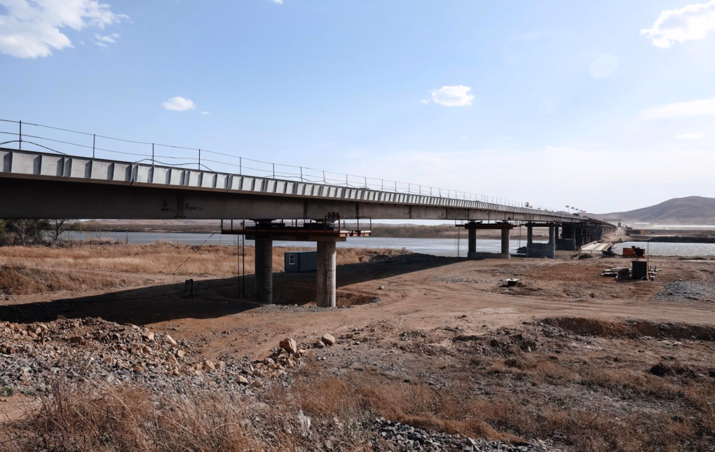 Ground view of the newly constructed two-lane road bridge spanning the Tumen River between Russia and North Korea. (Source: The Guardian / Ukrainian human rights organization Truth Hounds)