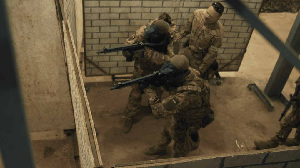 Reclutas practican el despeje de una sala en un campo de tiro utilizando armas de impacto. (Foto: Mykola Hrinenko / UNITED24 Media) Reclutas practican el despeje de una sala en un campo de tiro utilizando armas de impacto. (Foto: Mykola Hrinenko / UNITED24 Media)