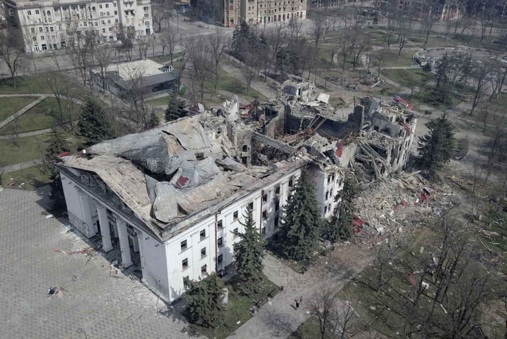 Mariupol Drama Theater in ruins, its roof collapsed and debris scattered. The attack, condemned as a war crime, is estimated to have killed at least 600 civilians. (Photo: open source) Mariupol Drama Theater in ruins, its roof collapsed and debris scattered. The attack, condemned as a war crime, is estimated to have killed at least 600 civilians. (Photo: open source)