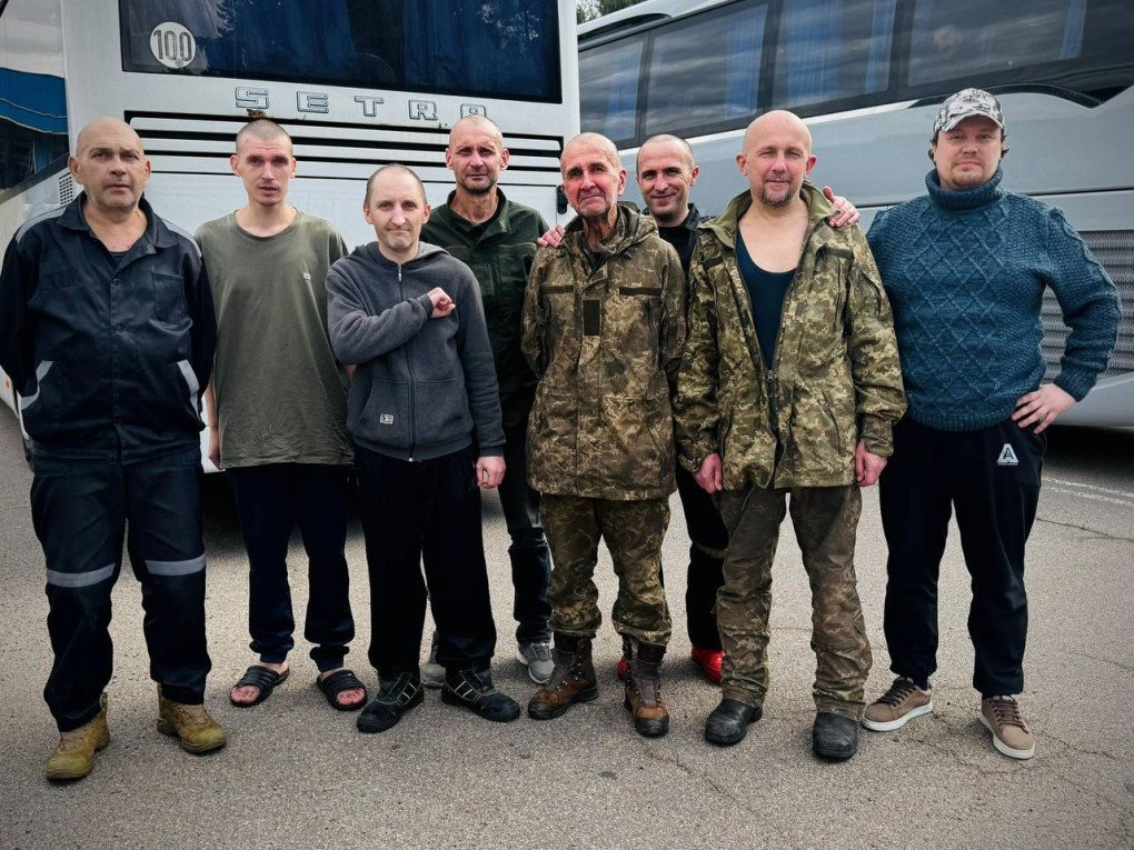 A group of Ukrainian defenders pose for a photo after being freed from Russian captivity. (Source: Volodymyr Zelenskyy / Telegram)