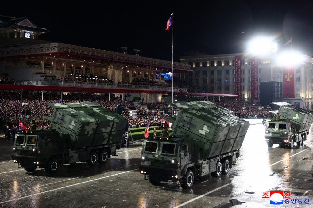 Corea del Norte muestra lanzadores para drones inspirados en las municiones merodeadoras Harop de Israel. (Fuente: KCNA)