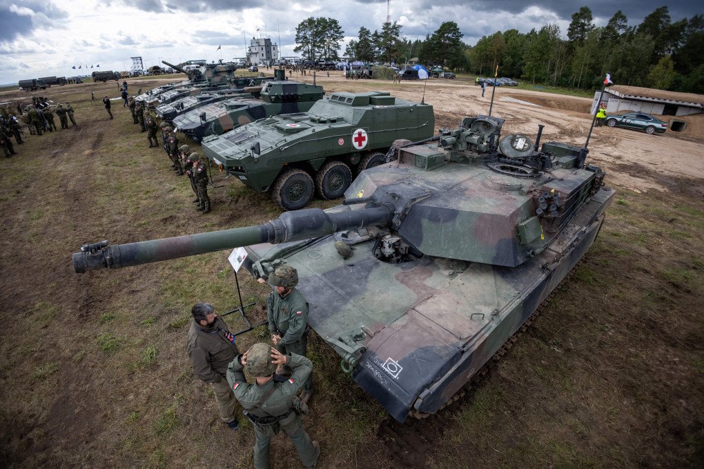Soldados polacos junto a un tanque Abrams de fabricación estadounidense durante una exhibición de equipo militar después de los ejercicios militares de Polonia y países aliados de la OTAN en Orzysz, noroeste de Polonia, el 17 de septiembre de 2025. (Fuente: Getty Images)
