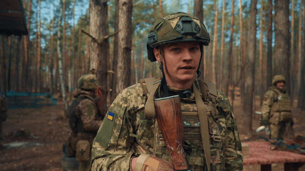 Oleksandr, un recluta ucraniano, habló con nosotros durante su tiempo libre. (Foto: Mykola Hrinenko / UNITED24 Media) Un recluta ucraniano