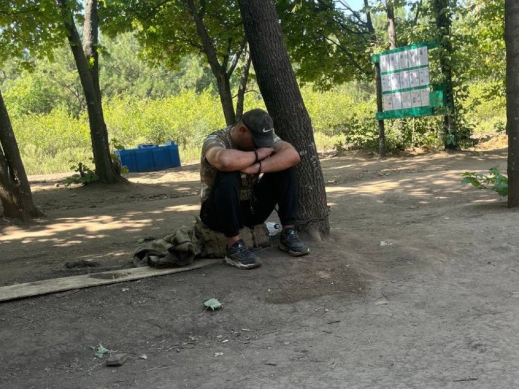 Russian Corporal Alexei Kulyayev, of the 239th Regiment (the Guards Tank Regiment, tied to a tree by his commanders. (Source: Okno) 