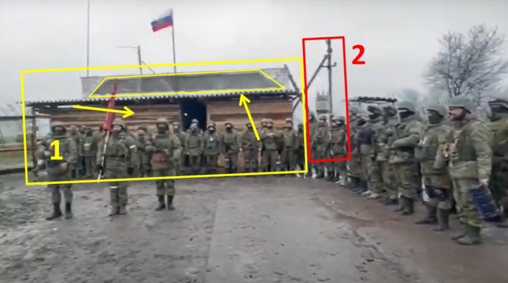 Tropas rusas forman filas mientras analistas comparan la misma estructura de madera y el mismo poste de transformador en diferentes videos para confirmar la ubicación. (Fuente: Molfar)