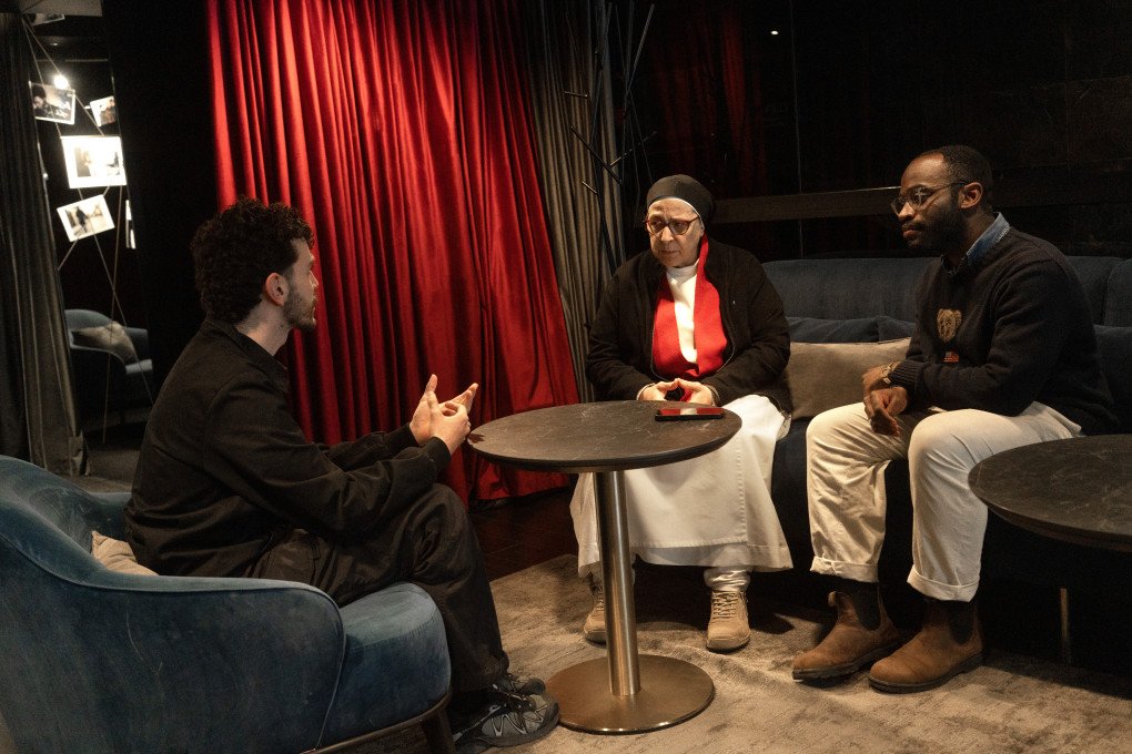 Gonzalo Leon Bustos y Jamal Marcelin conversan con Sor Lucía en Kyiv sobre el impacto de la guerra en la infancia ucraniana. (Foto: UNITED24 Media/Joshua Olley)