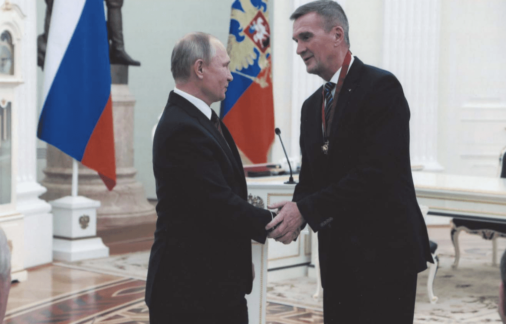 Boris Obnosov receives the Order “For Merit to the Fatherland” (2017). (Open source)