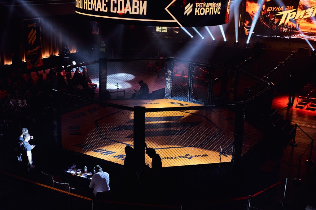 The octogon-shaped ring of the international MMA competition “IDU NA VY: Tryzna.” Kyiv, Ukraine, October 9, 2026 (Photo: Louis Beaudemont/UNITED24 Media)