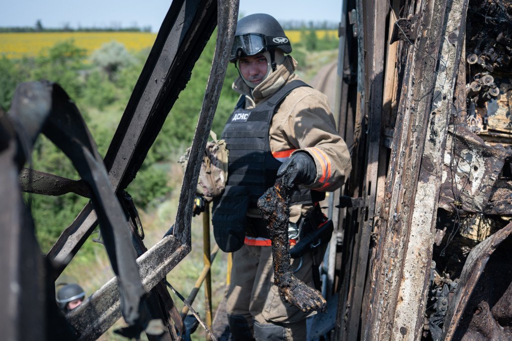 Un bombero sostiene los restos de uno de los dos hombres muertos en un ataque de un dron ruso cerca de la mina de Bilozerska, en la región ucraniana de Donetsk, el 13 de julio de 2025. Dos trabajadores del ferrocarril murieron en el acto cuando su cabina fue alcanzada por un dron ruso mientras se disponían a recoger carbón, dejando sus cuerpos irreconocibles. Foto: Kseniia Tomchyk Un bombero sostiene los restos de uno de los dos hombres muertos en un ataque de un dron ruso cerca de la mina de Bilozerska, en la región ucraniana de Donetsk, el 13 de julio de 2025. Dos trabajadores del ferrocarril murieron en el acto cuando su cabina fue alcanzada por un dron ruso mientras se disponían a recoger carbón, dejando sus cuerpos irreconocibles. Foto: Kseniia Tomchyk