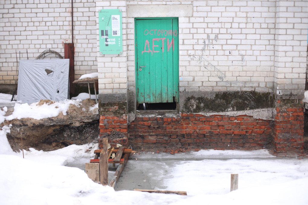 The door of the basement, marked “careful, children,” where the inhabitants of Yahidne spent 27 days, in a 100-square-meter space. (Photo: Lucile Brizard)