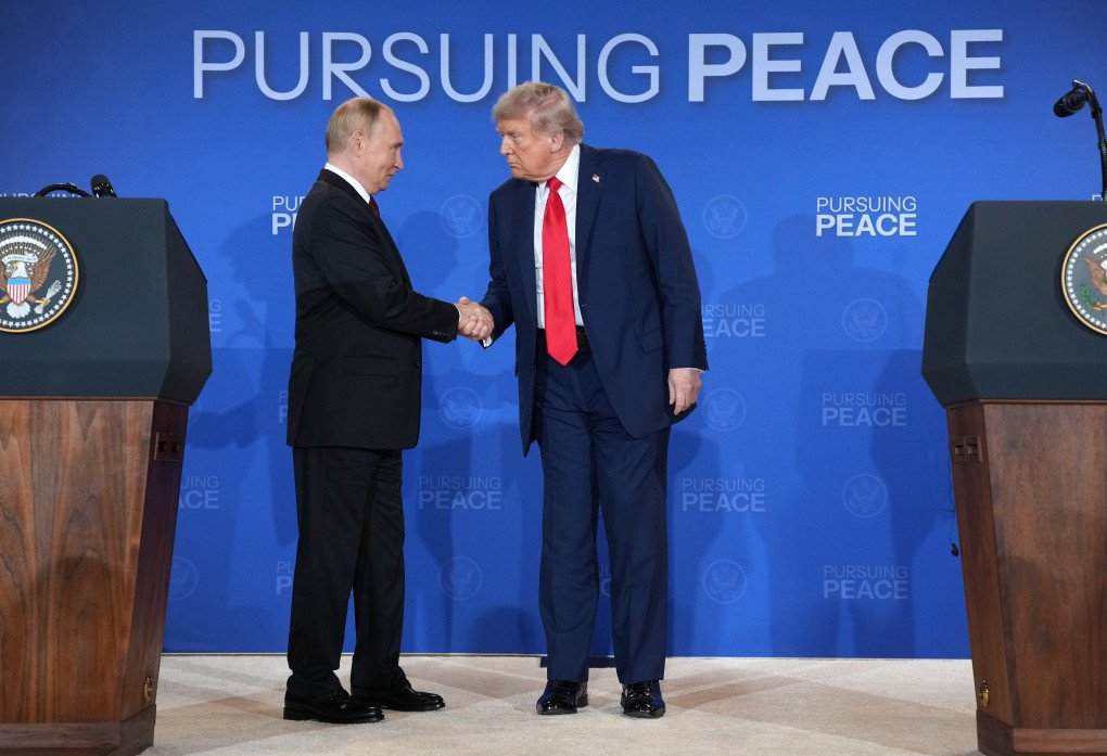U.S. President Donald Trump (R) and Russian President Vladimir Putin shake hands at the end of a press conference at Joint Base Elmendorf-Richardson on August 15, 2025 in Anchorage, Alaska. The two leaders are meeting for peace talks aimed at ending the war in Ukraine. (Photo by Andrew Harnik via Getty Images)
