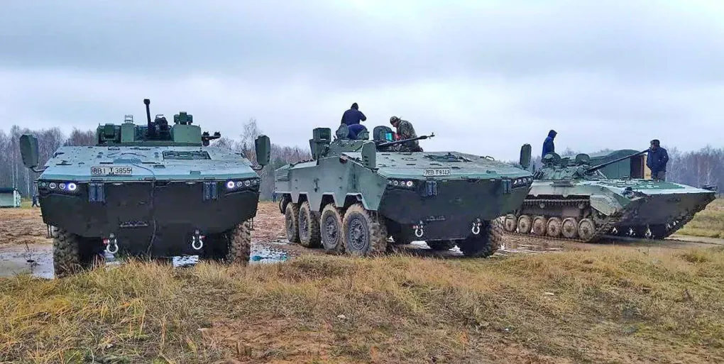 Two variants of the new Belarussian Volat V2 APC, one featuring the Adunok-BM30.2 combat module (left, the one that entered Belarussian service), the middle vehicle featuring the revised BMP-2 turret, and BMP-2 (right) during tests. (Photo: open source) Two variants of the new Belarussian Volat V2 APC, one featuring the Adunok-BM30.2 combat module (left, the one that entered Belarussian service), the middle vehicle featuring the revised BMP-2 turret, and BMP-2 (right) during tests. (Photo: open source)