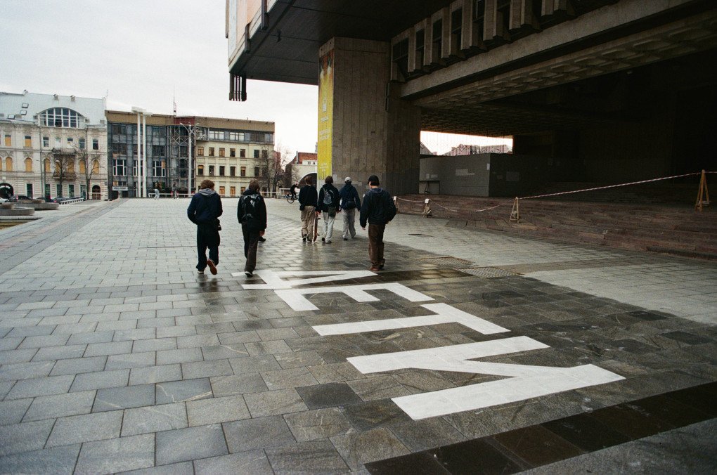 Skaters gather outside the Kharkiv National Academic Opera and Ballet Theatre. On the ground, the word “children” is written in large Russian letters. (Photo: Hironori Kodama) 