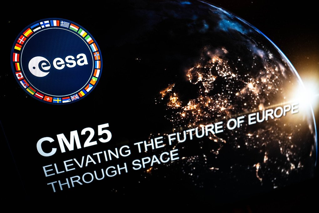 CM25 está escrito en una pantalla en la sala de reuniones del Consejo de Ministros de la ESA el 26 de noviembre de 2025, en Bremen, Alemania. (Fuente: Getty Images)