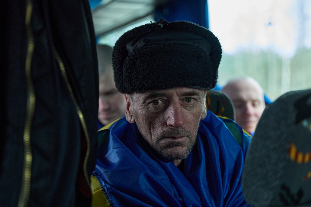 A portrait of a freed Ukrainian defender, wrapped in a Ukrainian flag, during the exchange. March 6, 2026, undisclosed location, Ukraine. Photo by Mykyta Shandyba, UNITED24 Media