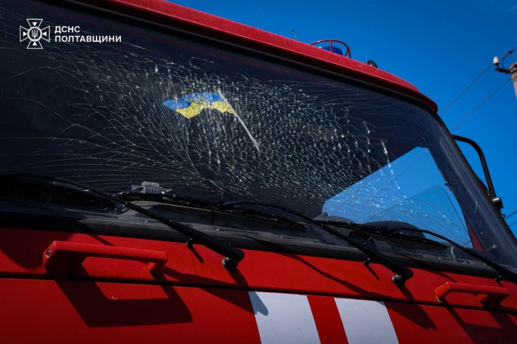 El parabrisas roto de un camión de bomberos en Poltava tras el ataque ruso del 24 de mayo, en una jornada en la que los servicios de emergencia también quedaron expuestos a la ofensiva aérea. (Foto: Servicios de Emergencia de Poltava) Parabrisas agrietado de un camión de bomberos en Poltava tras el ataque ruso masivo con misiles y drones contra Ucrania.
