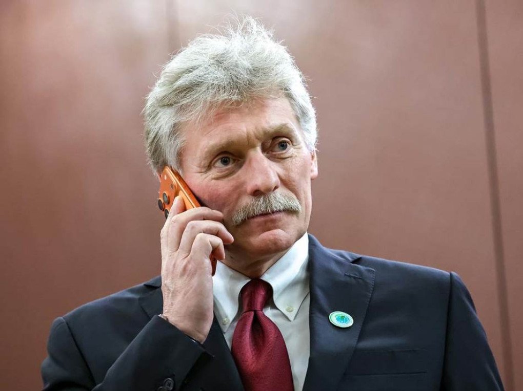 The spokesman for Russian leader Vladimir Putin, Dmitriy Peskov, using an iPhone 17 Pro. (Photo: open source)