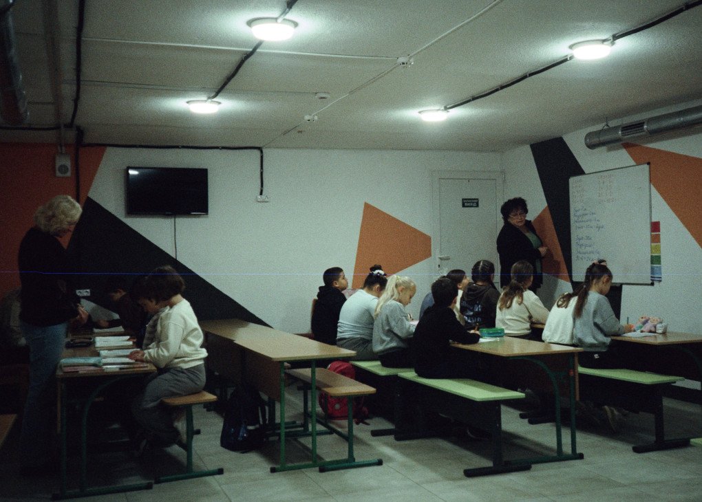 Students study in the shelter during an air raid alert. (Photo: Max Lysenko/UNITED24 Media) Students study in the shelter during an air raid alert. (Photo: Max Lysenko/UNITED24 Media)