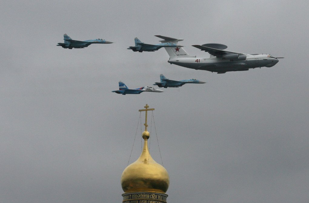 Un avión ruso A-50 y aviones de combate Su-27 sobrevuelan el Kremlin cerca de la Plaza Roja en Moscú el 6 de mayo de 2010. (Fuente: Getty Images) Un avión ruso A-50 y aviones de combate Su-27 sobrevuelan el Kremlin cerca de la Plaza Roja en Moscú el 6 de mayo de 2010. (Fuente: Getty Images)