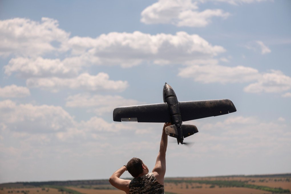 Soldado del 14º Regimiento de Aviación no Tripulada lanza el complejo de aviones no tripulados «Sorcerer» durante un vuelo de entrenamiento el 10 de junio de 2024, en la región de Donetsk, Ucrania. (Fuente: Getty Images) Soldado del 14º Regimiento de Aviación no Tripulada lanza el complejo de aviones no tripulados «Sorcerer» durante un vuelo de entrenamiento el 10 de junio de 2024, en la región de Donetsk, Ucrania. (Fuente: Getty Images)