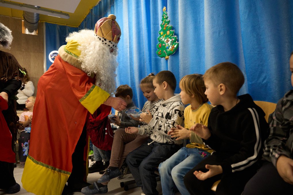 St. Nicholas gives out candies to children in one of the underground kindergartens in the Zaporizhzhia region, Ukraine, December 2025. Photo by Mykyta Shandyba / UNITED24 Media.