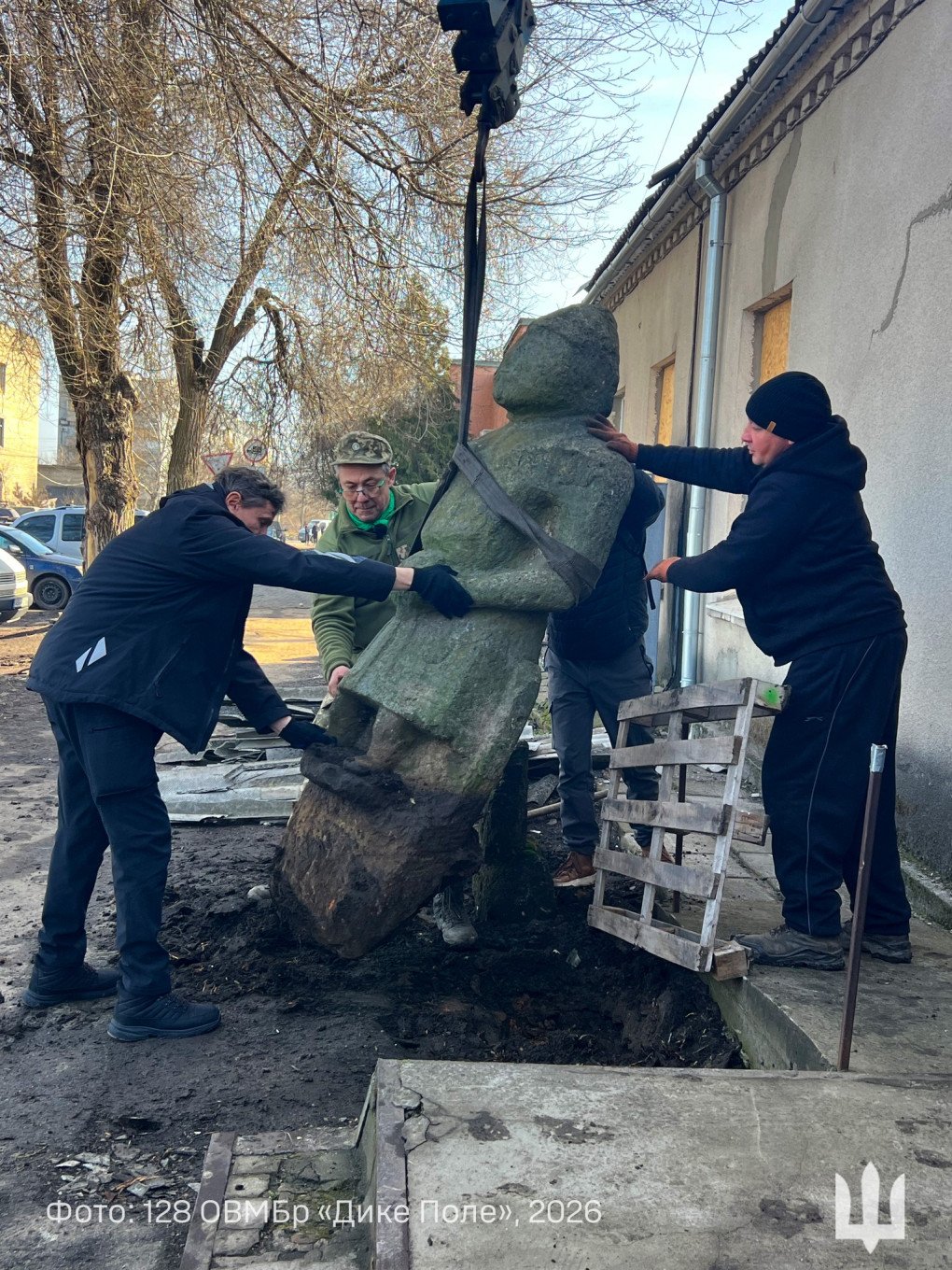 The stabilization and clearing phase of the recovery process, showing the depth and scale of the buried artifact. (Source: 128th Separate Heavy Mechanized Brigade "Dyke Pole")