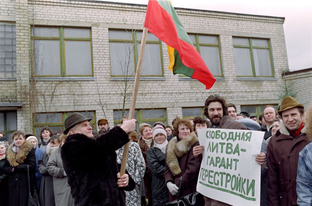 Lithuanians crowd-with Lithuanian flag and banner which reads: ''Free Lithuannia is guarantee of Perestroika'', in the center of Vilnius on January 10, 1990, during a demonstration advocating for the country independence. Photo by Vitaly Armand/AFP via Getty Images.