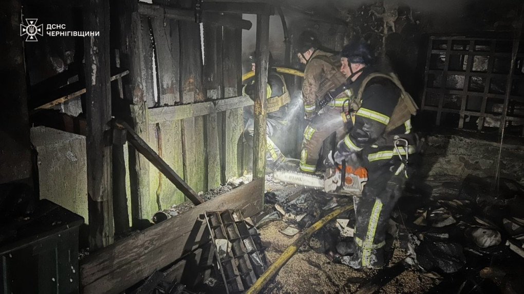 Equipos de emergencia trabajan dentro de un edificio quemado en la región de Chernihiv tras ataques rusos que provocaron incendios en viviendas, un liceo y edificios de almacén. (Fuente: DSNS Chernihiv) Bomberos trabajan dentro de un edificio quemado en la región de Chernihiv tras un ataque ruso.