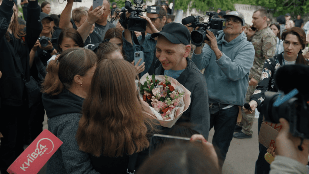 Ukrainian ex-POW meet his family after almost 40 months in Russian captivity. Photo: UNITED24 Media Ukrainian ex-POW meet his family after almost 40 months in Russian captivity. Photo: UNITED24 Media
