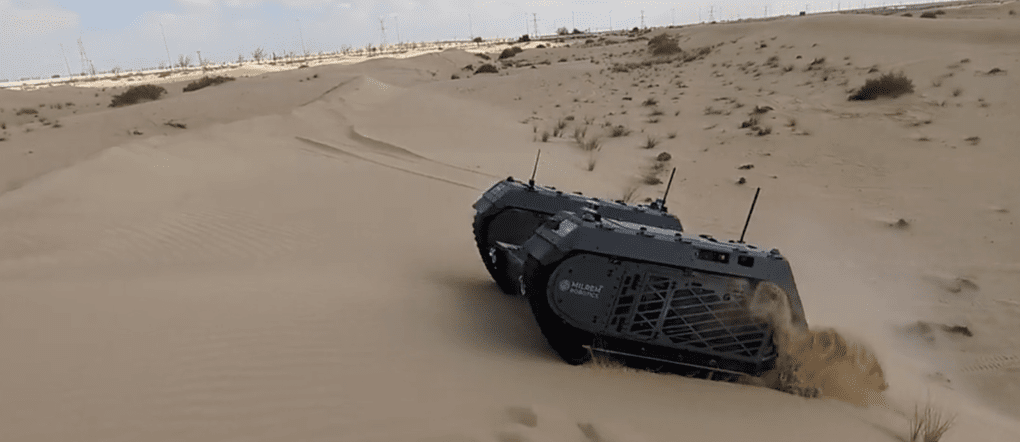 Vehículos terrestres no tripulados TheMIS de Milrem Robotics, fabricados en Estonia, durante pruebas de movilidad en el desierto. (Foto: Milrem Robotics)
