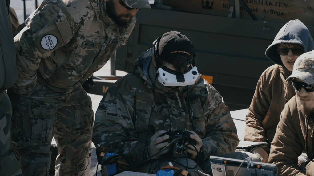 Transferencia de doctrina militar: Un operador de drones ucraniano coordina maniobras junto a un instructor militar aliado durante el ejercicio multinacional de la OTAN 'Aurora 26' en Suecia. Tras años de experiencia en el frente, los soldados de Ucrania capacitan a ejércitos occidentales en tácticas avanzadas de vehículos aéreos no tripulados (UAV). Foto: Dirección Principal de Comunicaciones del Estado Mayor de las Fuerzas Armadas de Ucrania / UNITED24 Media. Transferencia de doctrina militar: Un operador de drones ucraniano coordina maniobras junto a un instructor militar aliado durante el ejercicio multinacional de la OTAN 'Aurora 26' en Suecia. Tras años de experiencia en el frente, los soldados de Ucrania capacitan a ejércitos occidentales en tácticas avanzadas de vehículos aéreos no tripulados (UAV). Foto: Dirección Principal de Comunicaciones del Estado Mayor de las Fuerzas Armadas de Ucrania / UNITED24 Media.