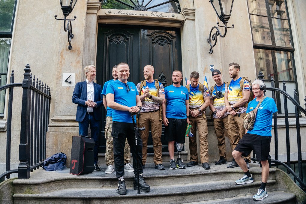Four Dutch and four Ukrainian runners on the steps of the Dutch Ministry of Defence. The Hague, June 1st 2025 (photo: NL4UA) Four Dutch and four Ukrainian runners on the steps of the Dutch Ministry of Defence. The Hague, June 1st 2025 (photo: NL4UA)