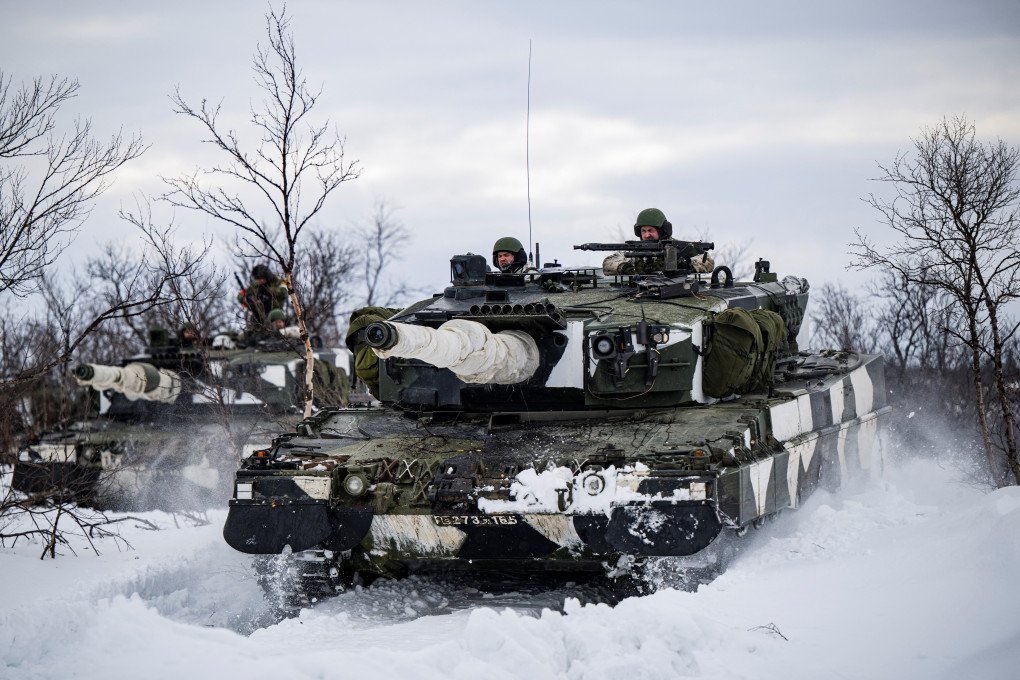 Finnish soldiers of the Finnish-Swedish Division ride the Leopard 2A6 on March 9, 2024, on the Norwegian side of the Kivilompolo border crossing, above the Arctic Circle. (Source: Getty Images)