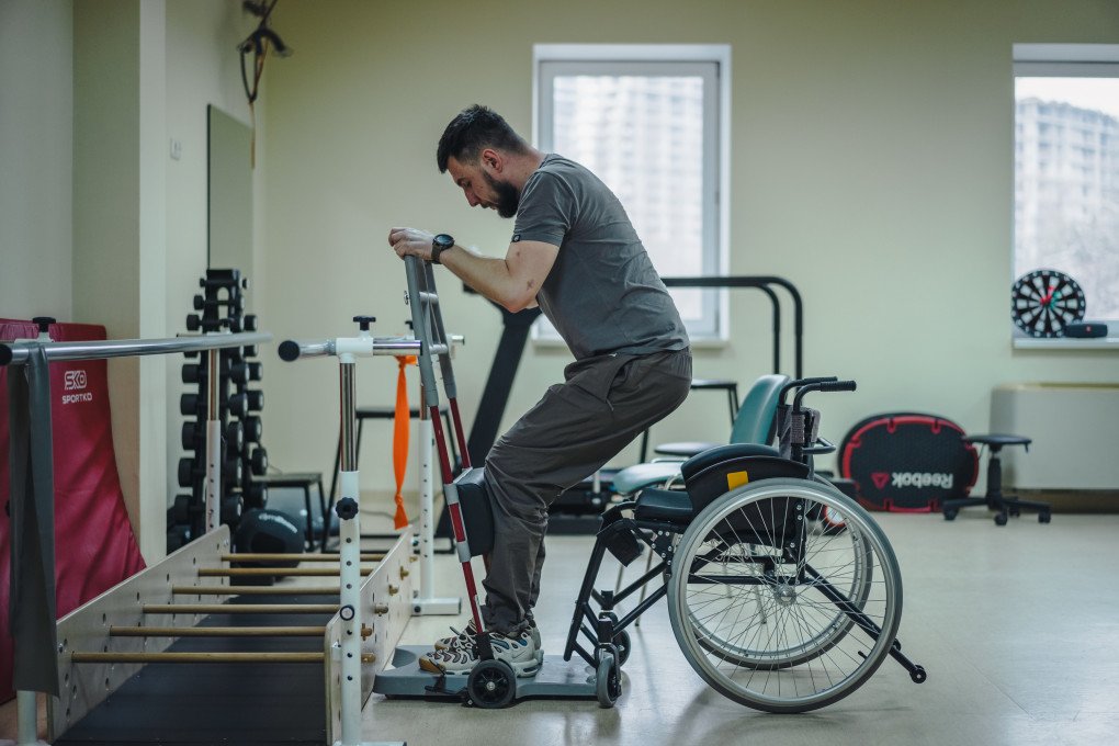 A Ukrainian soldier undergoing rehabilitation with the support of the “Angels” Patronage Service. Photo: Oleh Sydoriaka