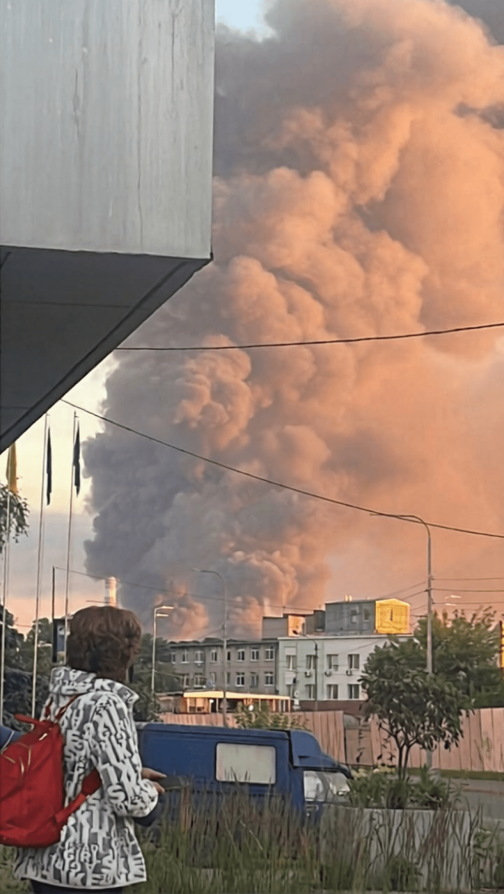 Una residente observa en el exterior una densa y elevada columna de humo tras el impacto de misiles rusos en zonas residenciales e infraestructuras de Kyiv. (Foto: Redes sociales) Una residente observa en el exterior una densa y elevada columna de humo tras el impacto de misiles rusos en zonas residenciales e infraestructuras de Kyiv. (Foto: Redes sociales)