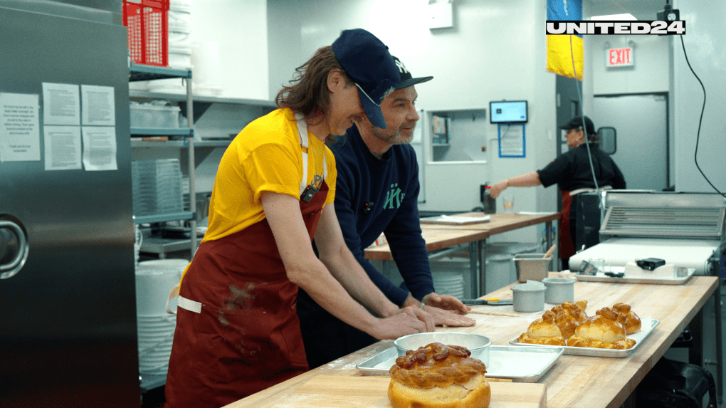 Eugene Hütz (L) with Liev Schreiber (R) making paska in the kitchen of a Veselka, Ukrainian restaurant in New York City, April 15, 2025. (Source: UNITED24) Eugene Hütz (L) with Liev Schreiber (R) making paska in the kitchen of a Veselka, Ukrainian restaurant in New York City, April 15, 2025. (Source: UNITED24)
